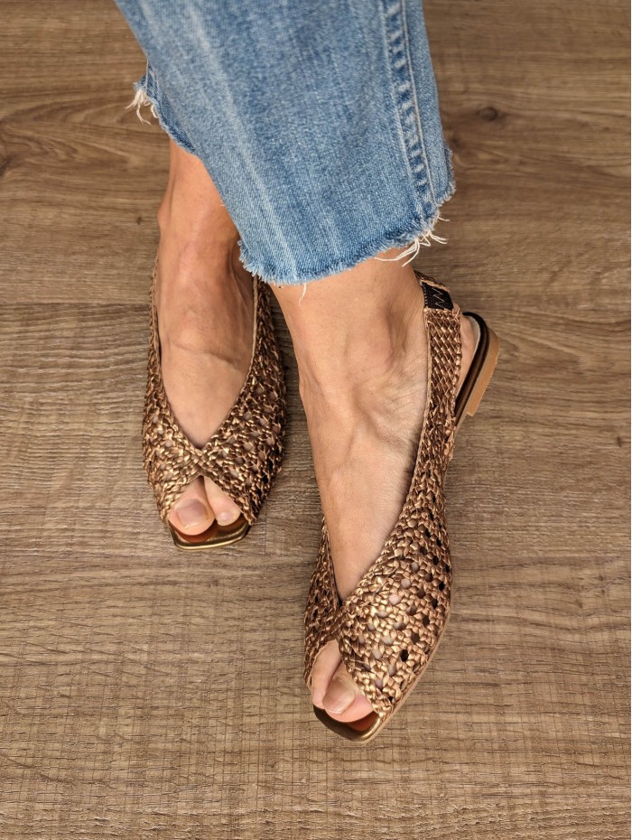 Sandalia de mujer Belle gold. Calzado SS24 Kess en candelascloset. Piel trenzada cobre y tira con goma elástica. Made in Spain.