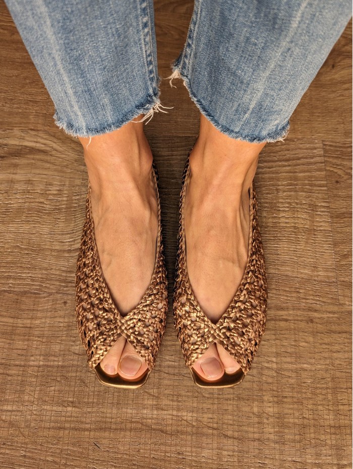 Sandalia de mujer Belle gold. Calzado SS24 Kess en candelascloset. Piel trenzada cobre y tira con goma elástica. Made in Spain. 2