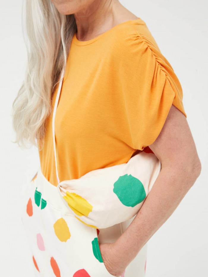 Bolso bandolera lunares Mácula para mujer. Accesorios SS24 Compañía Fantástica en candelascloset. Asa larga y cierre cremallera.
