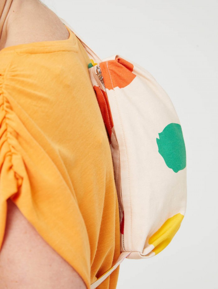 Bolso bandolera lunares Mácula para mujer. Accesorios SS24 Compañía Fantástica en candelascloset. Asa larga y cierre cremallera. 2