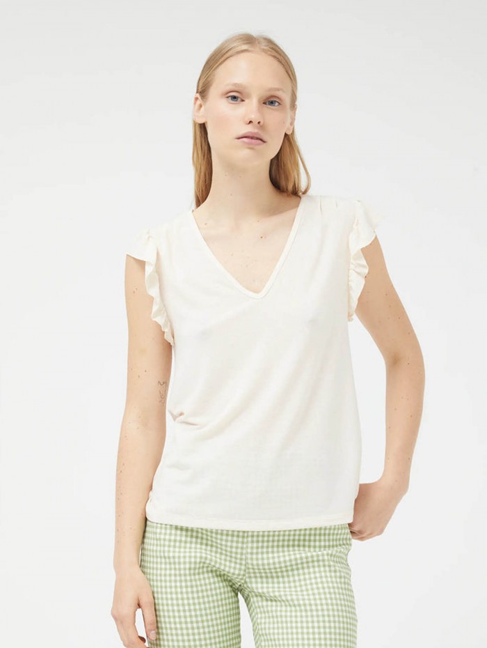 Top de mujer Voila. Colección SS24 Compañía Fantástica en candelascloset. Color crudo, escote pico y manga corta con volantes.