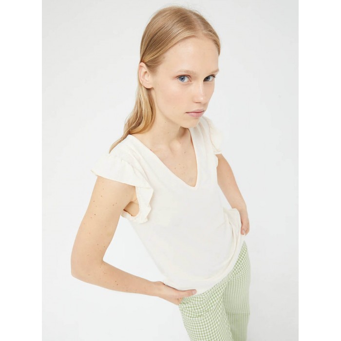 Top de mujer Voila. Colección SS24 Compañía Fantástica en candelascloset. Color crudo, escote pico y manga corta con volantes.