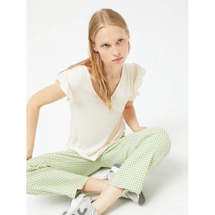 Top de mujer Voila. Colección SS24 Compañía Fantástica en candelascloset. Color crudo, escote pico y manga corta con volantes.