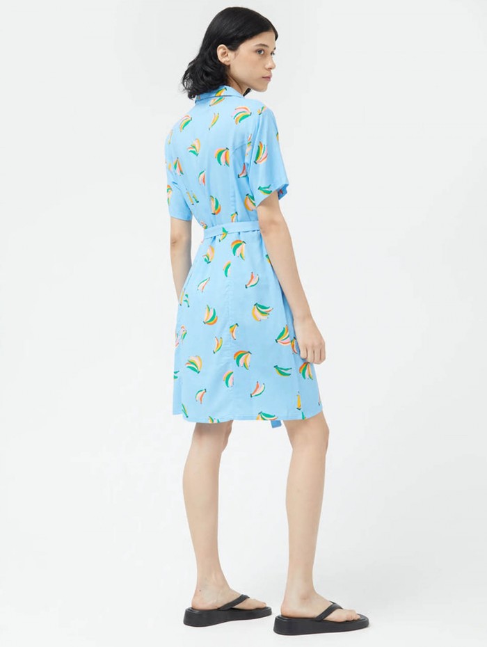 Vestido corto camisero mujer Bananas. Colección SS24 Compañía Fantástica en candelascloset. Tejido celeste con estampado. 2