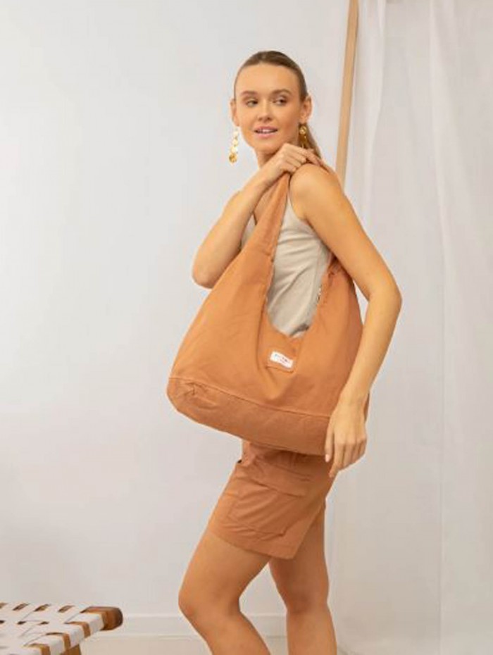 Bolso hobo marrón para mujer Reflection. Accesorios SS24 Poems BCN en candelascloset. Asa corta y cierre cremallera.