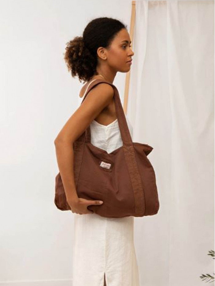 Bolso de hombro marrón para mujer Starlight. Accesorios SS24 Poems BCN en candelascloset. Asa corta y cierre cremallera