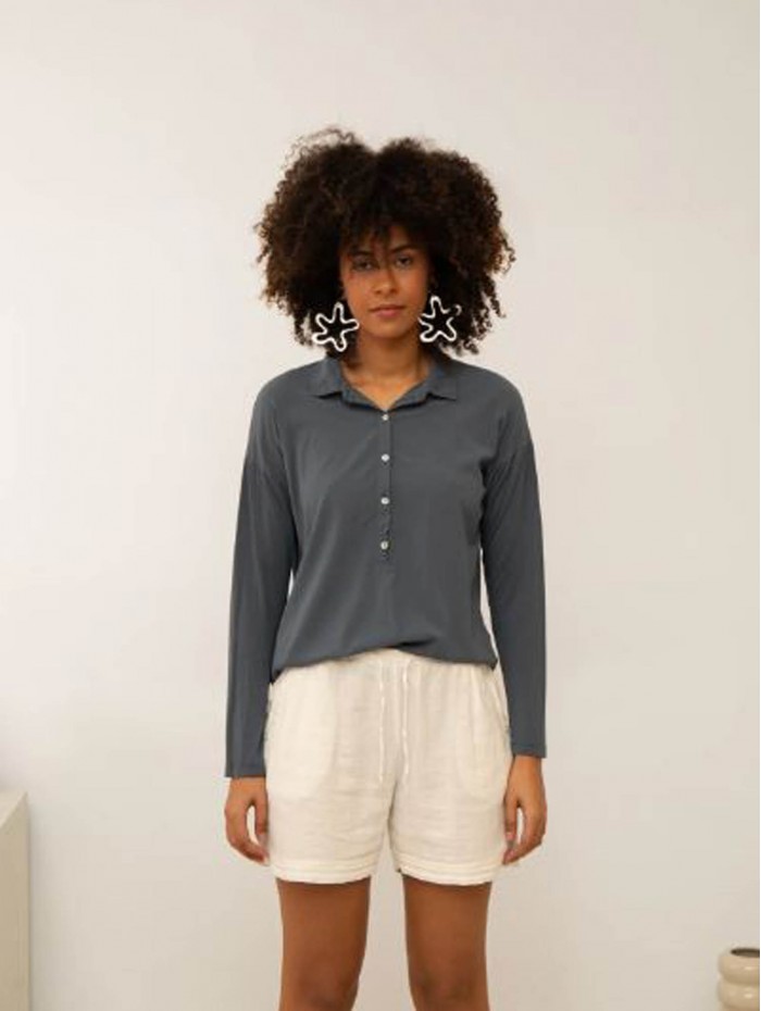 Camiseta de mujer Aurora. Colección SS24 Poems BCN en candelascloset. Estilo polo azul en tejido viscosa y manga larga.