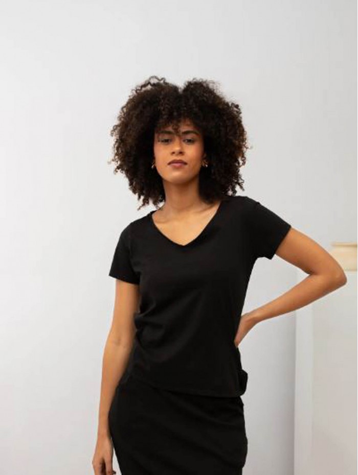 Camiseta de mujer Blissful. Colección SS24 Poems BCN en candelascloset. Color negro en tejido 100% algodón y manga corta.