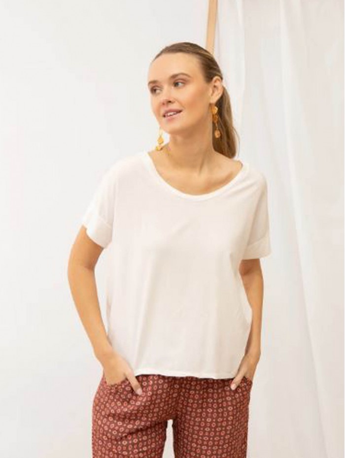 Camiseta de mujer Daydream. Colección SS24 Poems BCN en candelascloset. Color blanco. Manga corta con detalle en punto elástico.