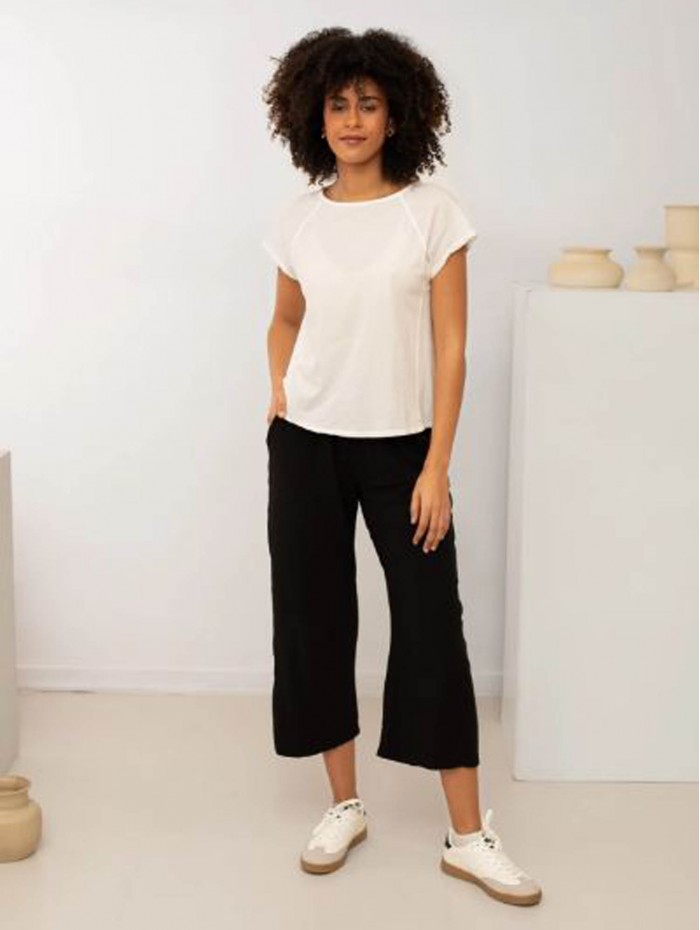 Camiseta de mujer Oniria. Colección SS24 Poems BCN en candelascloset. Tejido 100% algodón blanco, manga corta, detalle costuras.