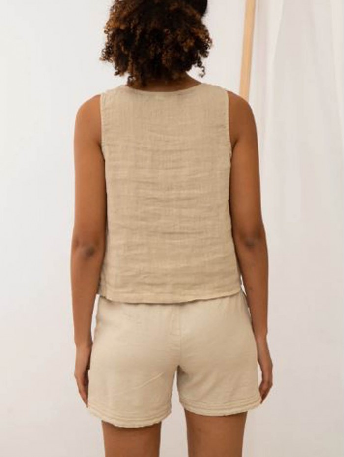 Short de mujer Breathe. Colección SS24 Poems BCN en candelascloset. Color beige. Pernera recta-ancha. Detalle pespunte. 2
