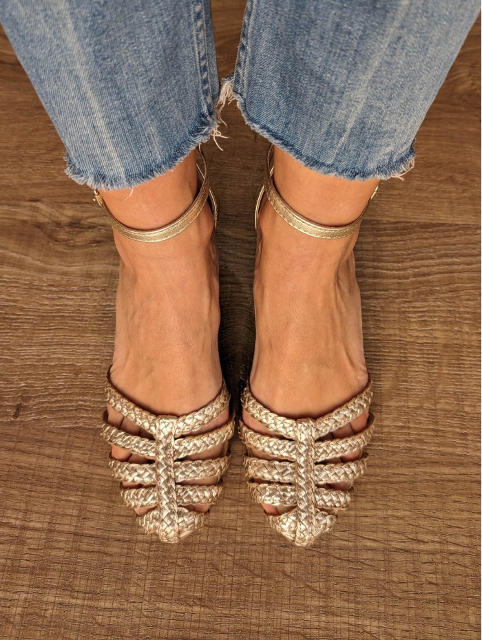 Sandalia de mujer Cinderella gold. Calzado SS24 Kess en candelascloset. Piel trenzada oro metalizado. Tacón alto. Made in Spain. 2