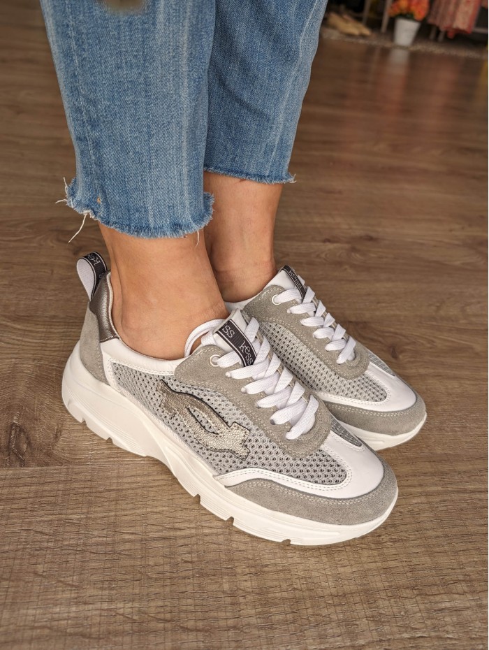 Sneaker Kess Grey. Calzado SS24 Kess shoes en candelascloset. Deportiva de piel mate y metalizada. Made in Spain.