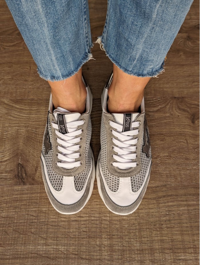 Sneaker Kess Grey. Calzado SS24 Kess shoes en candelascloset. Deportiva de piel mate y metalizada. Made in Spain. 2