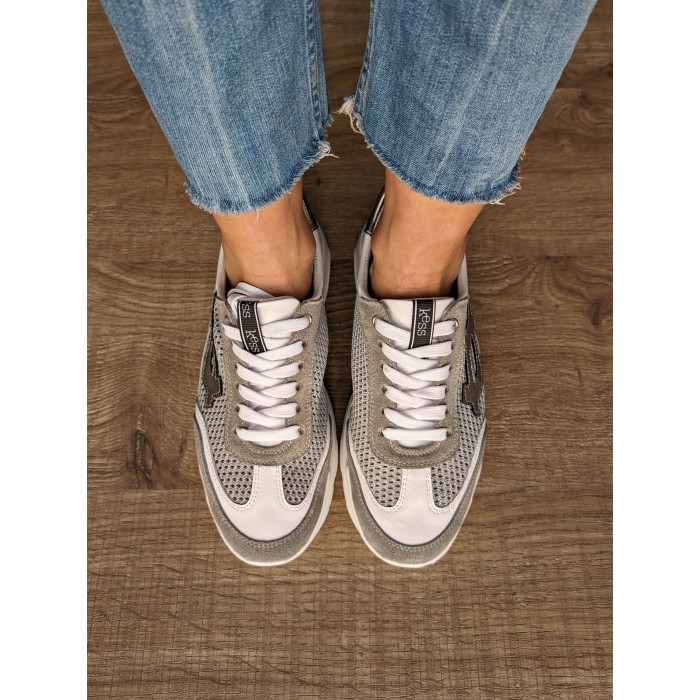 Sneaker Kess Grey. Calzado SS24 Kess shoes en candelascloset. Deportiva de piel mate y metalizada. Made in Spain.
