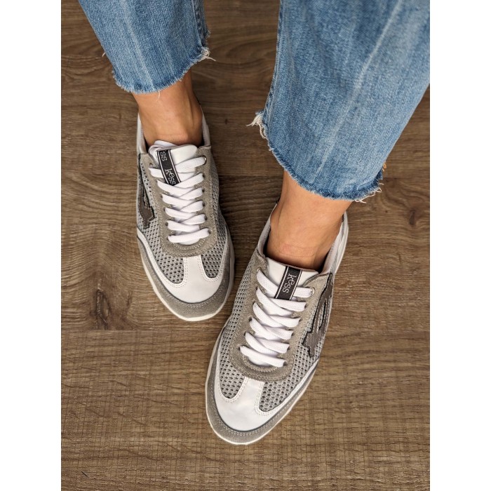 Sneaker Kess Grey. Calzado SS24 Kess shoes en candelascloset. Deportiva de piel mate y metalizada. Made in Spain.