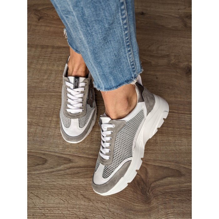 Sneaker Kess Grey. Calzado SS24 Kess shoes en candelascloset. Deportiva de piel mate y metalizada. Made in Spain.