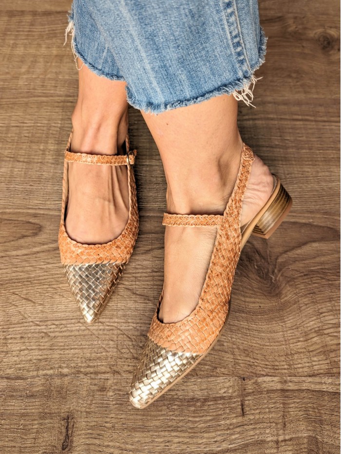 Bailarina de mujer Tweny. Calzado SS24 Kess en candelascloset. Piel trenzada camel y oro metalizado. Made in Spain.