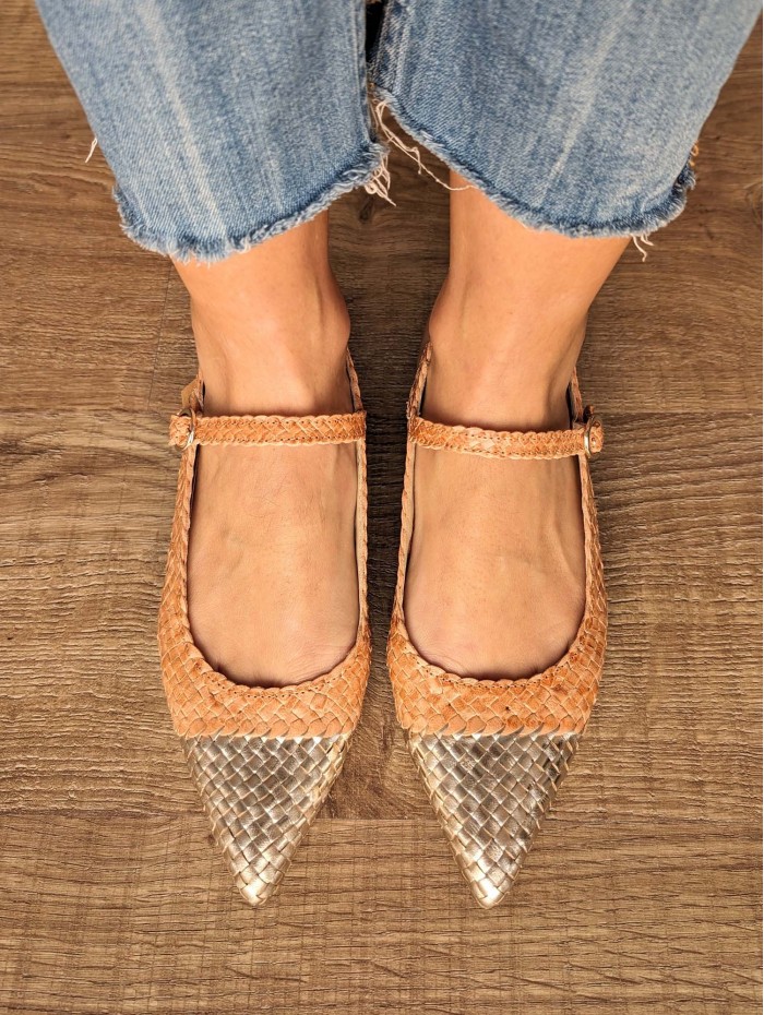 Bailarina de mujer Tweny. Calzado SS24 Kess en candelascloset. Piel trenzada camel y oro metalizado. Made in Spain. 2