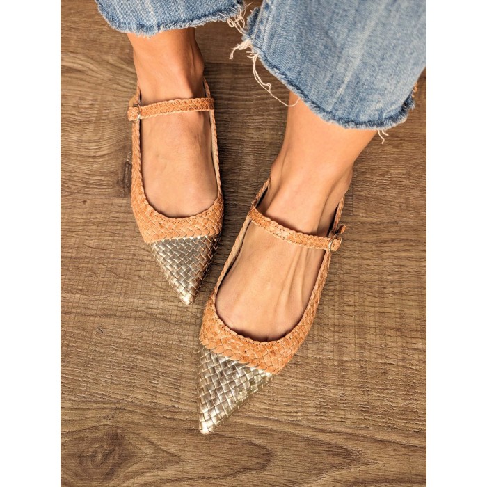Bailarina de mujer Tweny. Calzado SS24 Kess en candelascloset. Piel trenzada camel y oro metalizado. Made in Spain.