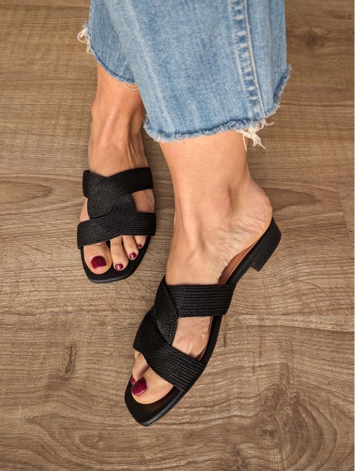 Sandalia plana de mujer Vega. Calzado SS24 Bibi Lou en candelascloset. Color negro en tejido trenzado. Made in Spain.