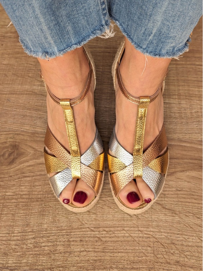 Cuña Girasol. Calzado SS24 Casteller en candelascloset. Sandalia de mujer en piel metalizada tricolor. Made in Spain. 2