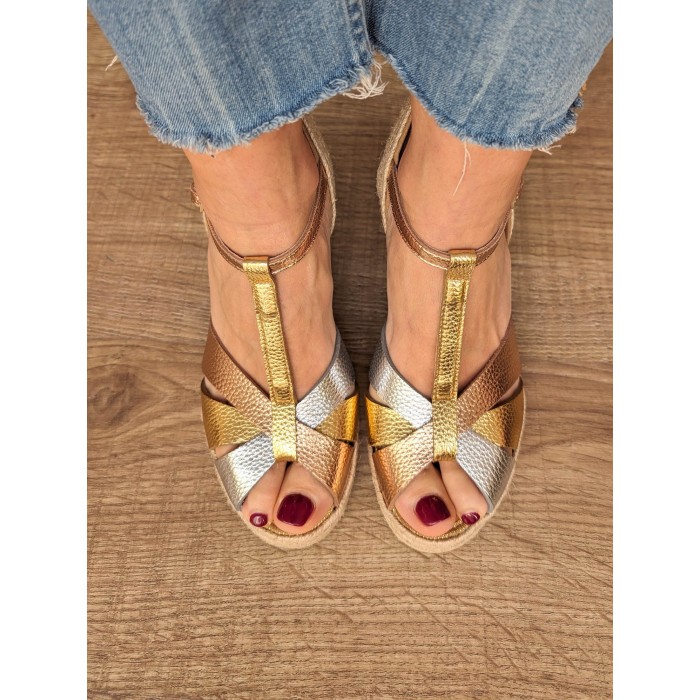 Cuña Girasol. Calzado SS24 Casteller en candelascloset. Sandalia de mujer en piel metalizada tricolor. Made in Spain.