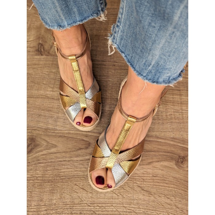 Cuña Girasol. Calzado SS24 Casteller en candelascloset. Sandalia de mujer en piel metalizada tricolor. Made in Spain.