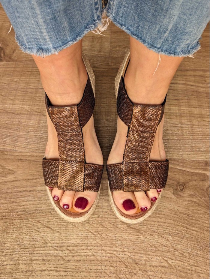 Cuña Júpiter. Calzado SS24 Casteller en candelascloset. Sandalia de mujer en tiras elásticas metalizadas bronce. Made in Spain. 2