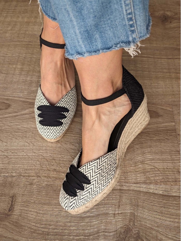 Alpargata de cuña Frida. Calzado SS24 Melani Lazaro en candelascloset. Piel negro, tira ajustable y tacón alto. Made in Spain