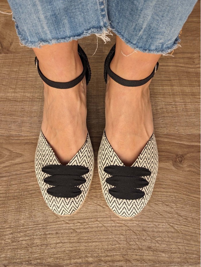 Alpargata de cuña Frida. Calzado SS24 Melani Lazaro en candelascloset. Piel negro, tira ajustable y tacón alto. Made in Spain 2