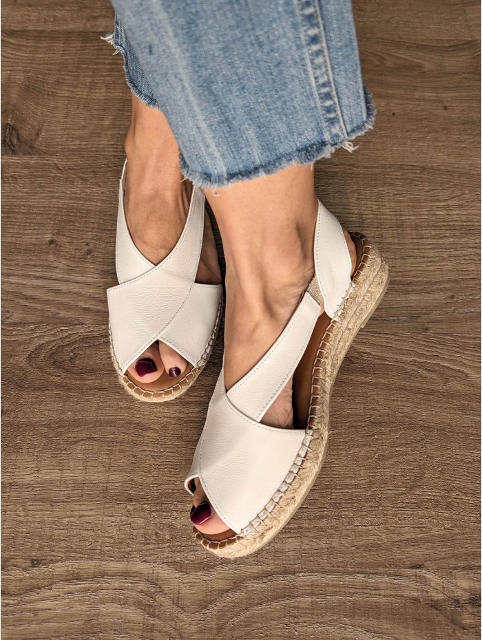 Alpargata de piel para mujer Elda. Calzado SS24 Toni Pons en candelascloset. Color blanco y tiras elásticas. Made in Spain.