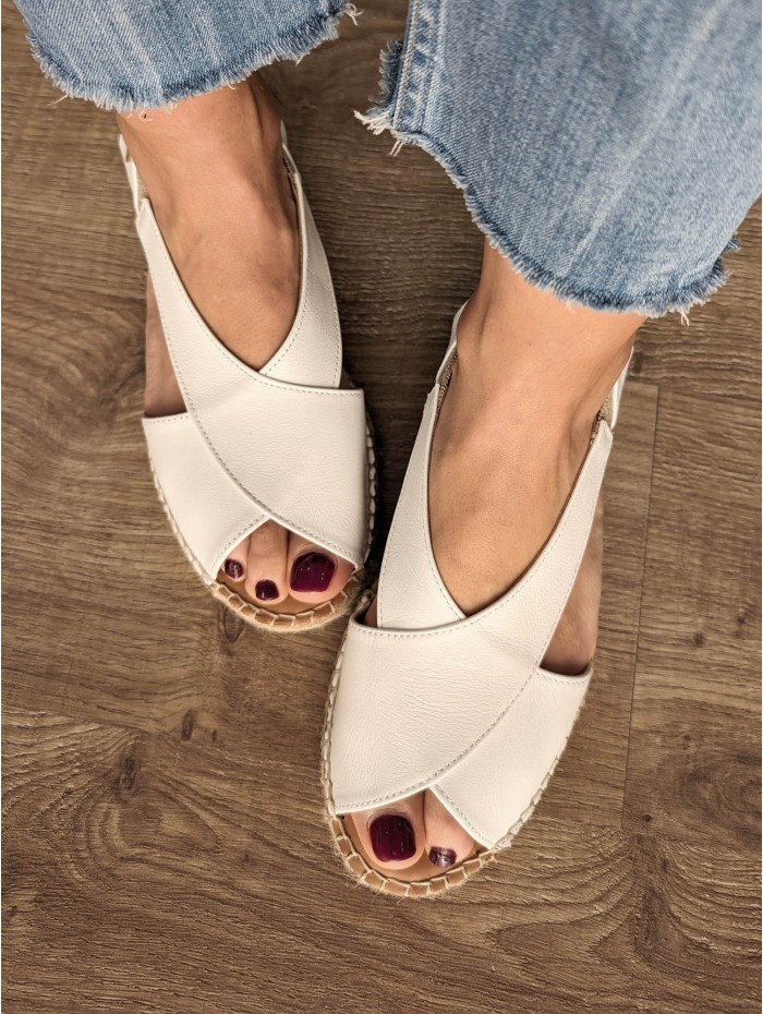 Alpargata de piel para mujer Elda. Calzado SS24 Toni Pons en candelascloset. Color blanco y tiras elásticas. Made in Spain. 2