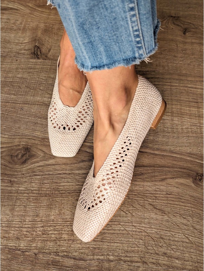 Bailarina Maika white. Calzado SS24 en candelascloset. Bailarina de rafia trenzada blanca con puntera cuadrada. Made in Spain