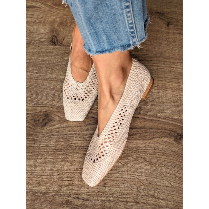 Bailarina Maika white. Calzado SS24 en candelascloset. Bailarina de rafia trenzada blanca con puntera cuadrada. Made in Spain