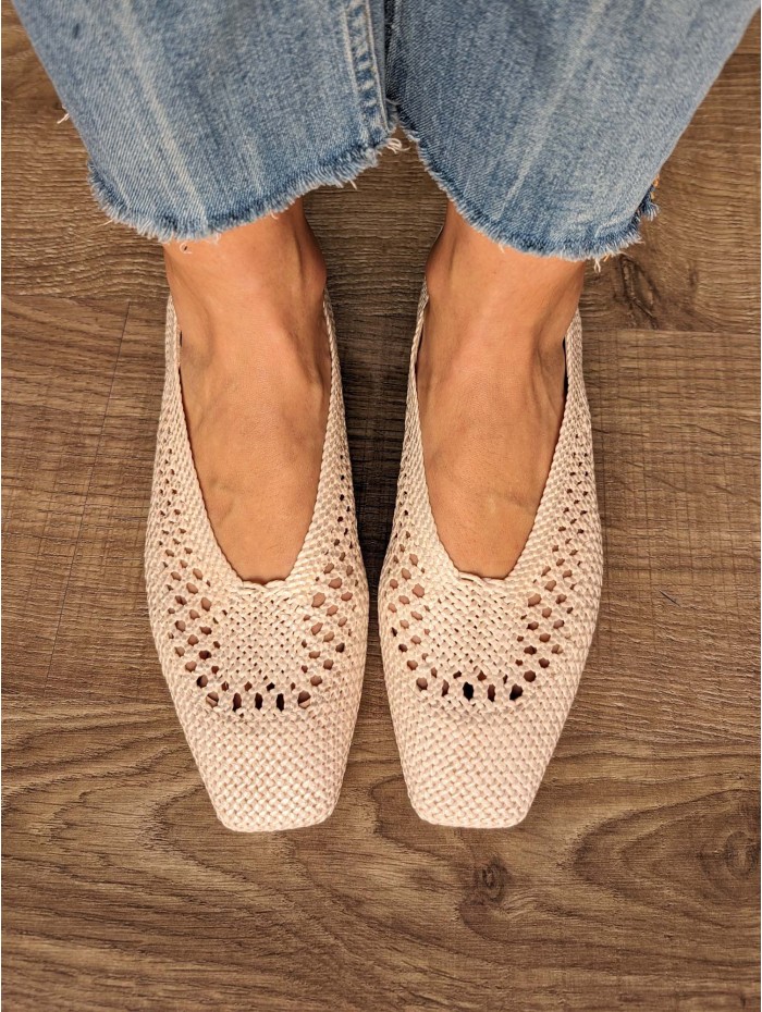 Bailarina Maika white. Calzado SS24 en candelascloset. Bailarina de rafia trenzada blanca con puntera cuadrada. Made in Spain 2