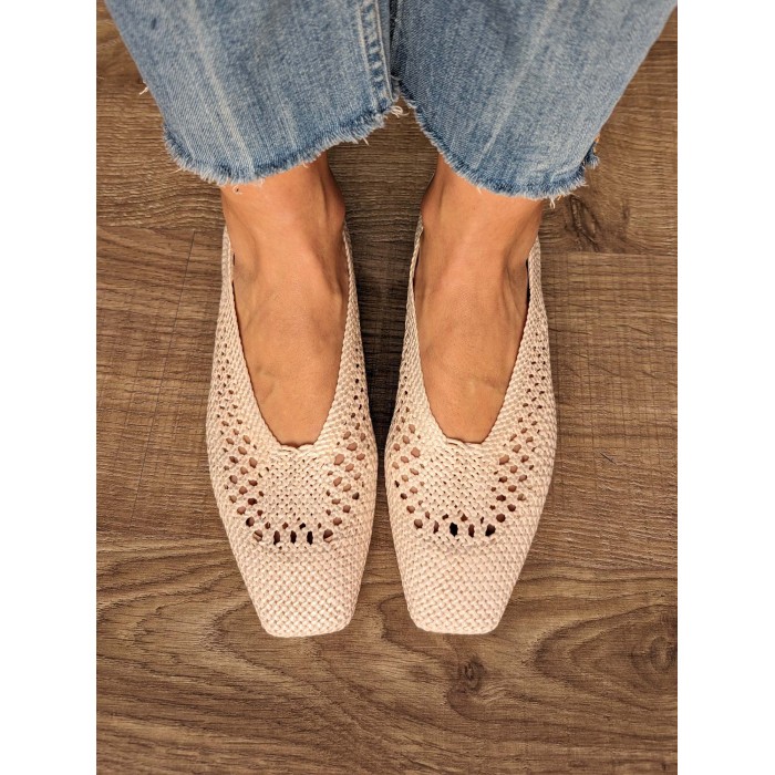 Bailarina Maika white. Calzado SS24 en candelascloset. Bailarina de rafia trenzada blanca con puntera cuadrada. Made in Spain