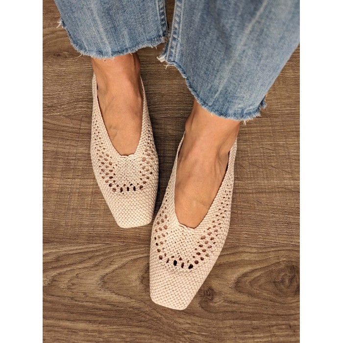 Bailarina Maika white. Calzado SS24 en candelascloset. Bailarina de rafia trenzada blanca con puntera cuadrada. Made in Spain