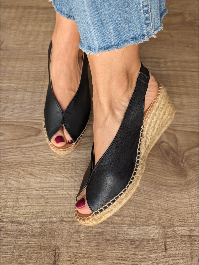 Alpargata de cuña para mujer Laila. Calzado SS24 Toni Pons en candelascloset. Piel negro estilo peep toe. Made in Spain.