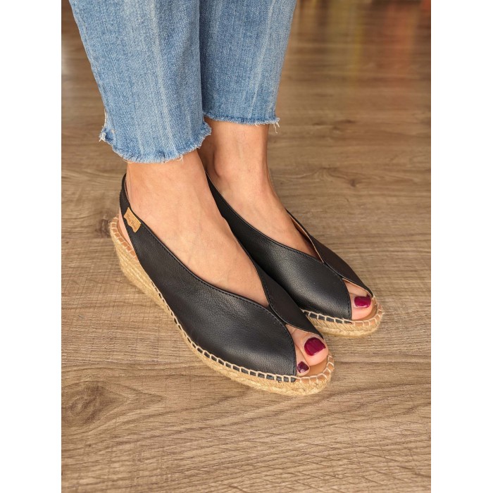 Alpargata de cuña para mujer Laila. Calzado SS24 Toni Pons en candelascloset. Piel negro estilo peep toe. Made in Spain.