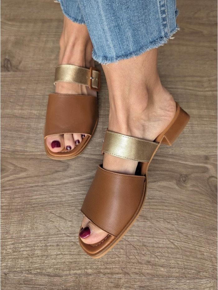 Sandalia destalonada para mujer Luck. Calzado SS24 en candelascloset. Tira en piel cuero y dorado con hebilla. Made in Spain.