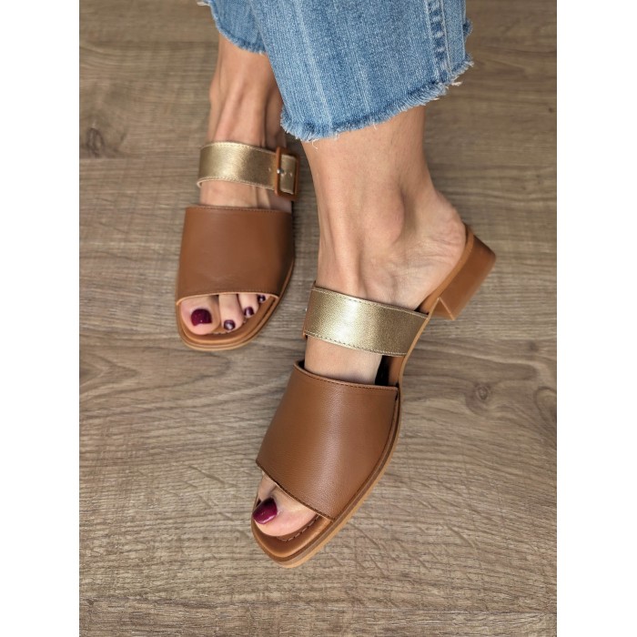 Sandalia destalonada para mujer Luck. Calzado SS24 en candelascloset. Tira en piel cuero y dorado con hebilla. Made in Spain.