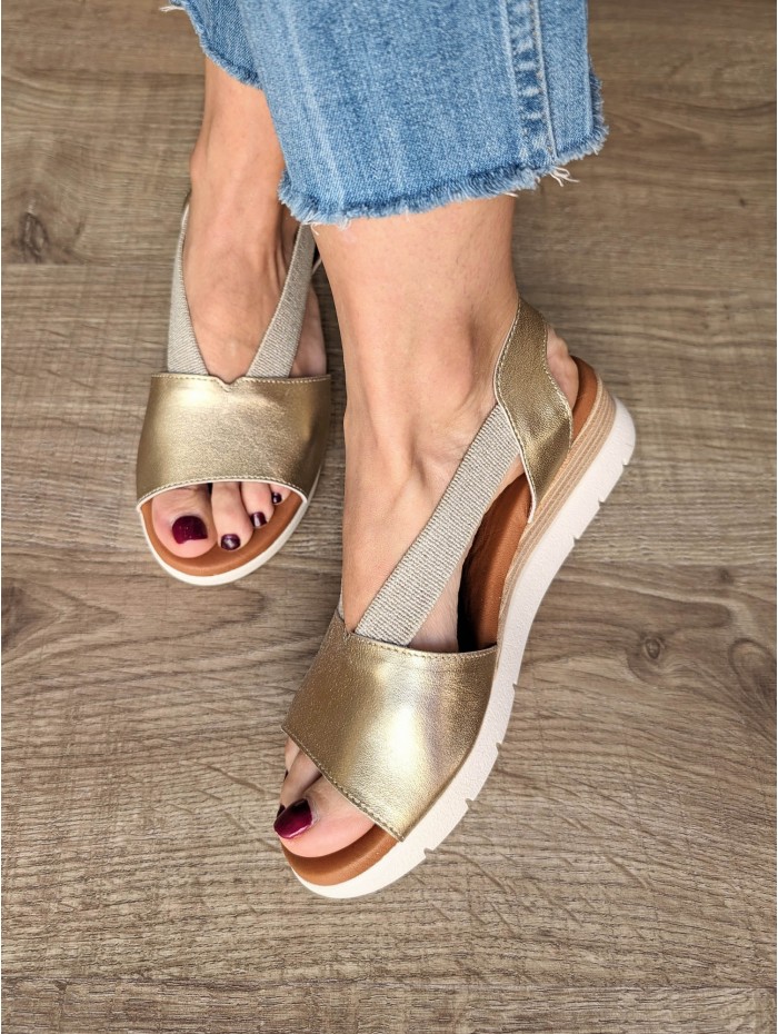 Sandalia de cuña para mujer Ópalo. Calzado SS24 en candelascloset. Tira piel dorada y goma textil flexible. Made in Spain.