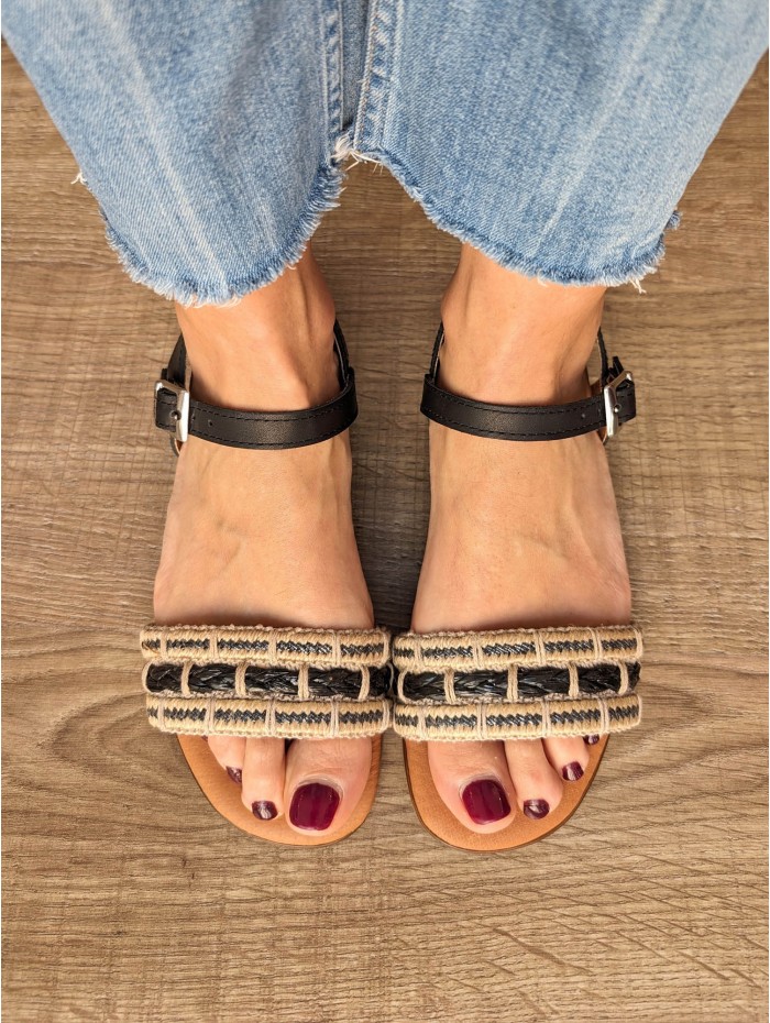 Sandalia plana de mujer Sun. Calzado SS24 en candelascloset. Tira trenzada en cuerda y piel con cierre. Made in Spain. 2