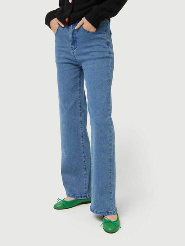 Pantalón vaquero mujer Zee. Colección AW24 Compañía Fantástica en candelascloset. Color azul, pernera recta, largo y tiro alto.
