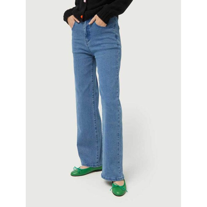 Pantalón vaquero mujer Zee. Colección AW24 Compañía Fantástica en candelascloset. Color azul, pernera recta, largo y tiro alto.