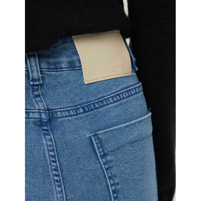 Pantalón vaquero mujer Zee. Colección AW24 Compañía Fantástica en candelascloset. Color azul, pernera recta, largo y tiro alto.