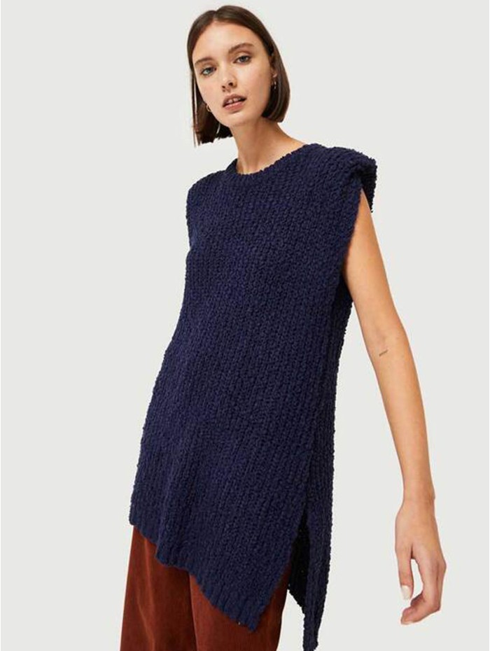 Chaleco mujer Morgan. Colección AW24 Compañía Fantástica en candelascloset. Tejido punto grueso azul marino sin mangas.