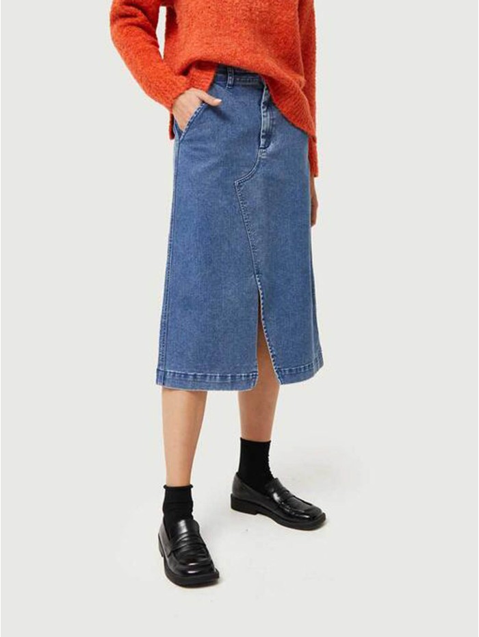 Falda vaquera midi de mujer Delmar. Colección AW24 Compañía Fantástica en candelascloset. Color azul con detalle abertura.