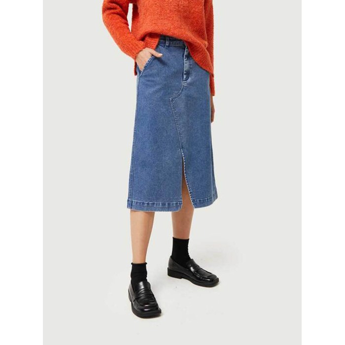 Falda vaquera midi de mujer Delmar. Colección AW24 Compañía Fantástica en candelascloset. Color azul con detalle abertura.
